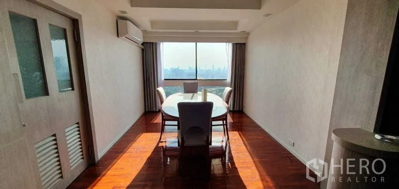 คอนโด ให้เช่าในKhlong Toei, Bangkok - พื้นที่ทานอาหารติดหน้าต่างบานใหญ่ เห็นวิวสกายไลน์ พื้นไม้และเครื่องปรับอากาศ