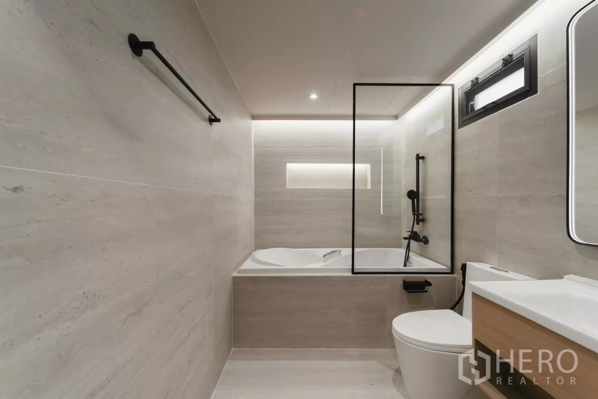 联排别墅 出租在Watthana, Bangkok - 现代卫浴，浴缸、玻璃隔断、壁龛与木质浴柜。