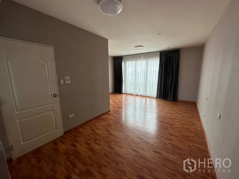 ทาวน์เฮาส์ ให้เช่าหรือขายในPhra Khanong, Bangkok - ห้องนอนขนาดใหญ่ พื้นไม้ ผ้าม่านโปร่งเปิดรับแสง