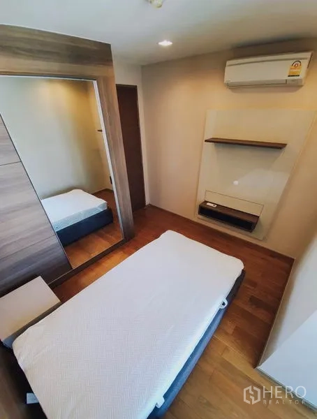 公寓 出租在Bang Rak, Bangkok - 次卧带单人床、镜面衣柜与木地板