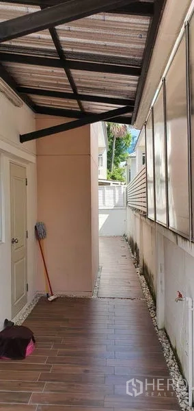 บ้าน ขายในKhan Na Yao, Bangkok - โถงบริการข้างบ้านปูกระเบื้อง ใต้กันสาด พร้อมประตูห้องเก็บของ