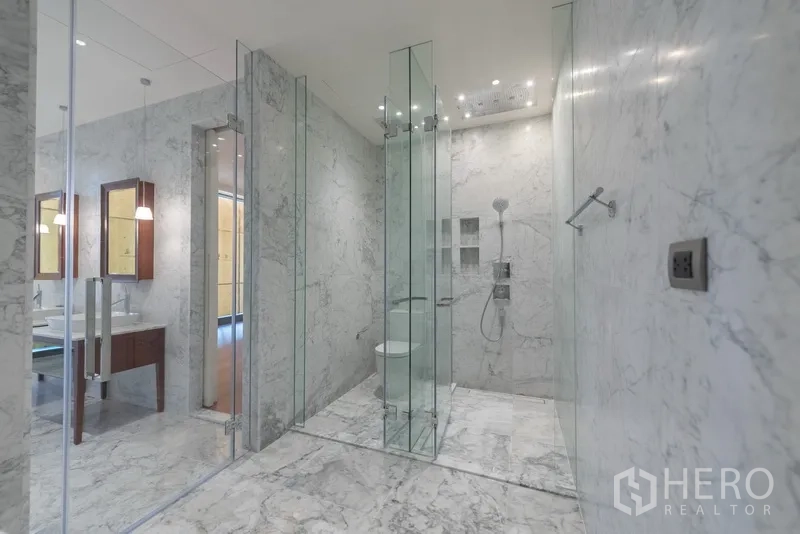 คอนโด ขายในWatthana, Bangkok - ห้องอาบน้ำแบบวอล์กอินกรุหินอ่อน ฝักบัวเรนชาวเวอร์ ผนังกระจก และโถสุขภัณฑ์แยกส่วน