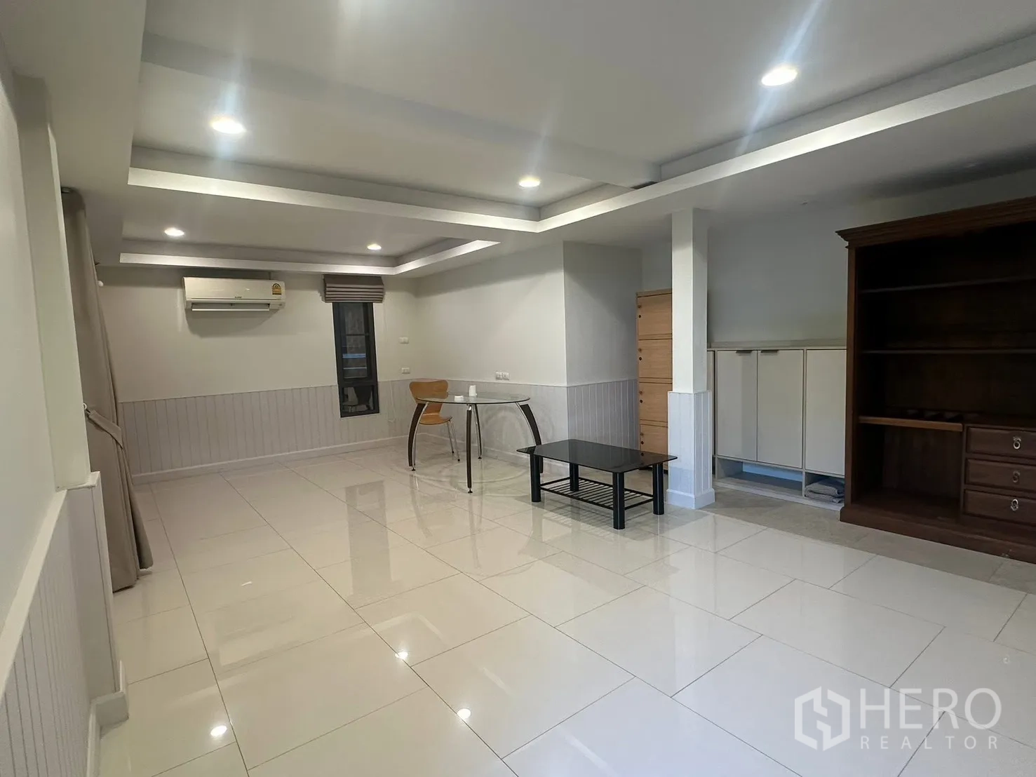 บ้าน for rent in Watthana, Bangkok - ห้องนั่งเล่น–ทานอาหารแบบเปิดโล่ง พื้นกระเบื้องเงา ไฟดาวน์ไลท์ และแอร์