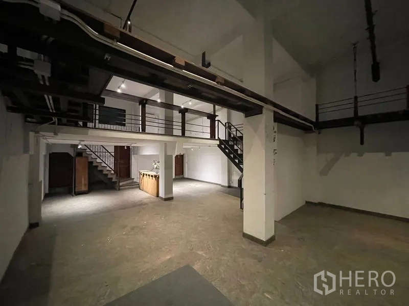 店屋 出租在Suan Luang, Bangkok - 宽敞大厅，立柱与外露天花，长形夹层平台，布局灵活。