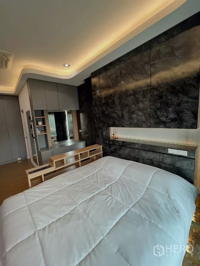 独立式住宅 出租或出售在Khlong Luang, Pathum Thani - 主卧平台床配氛围灯与质感特色墙