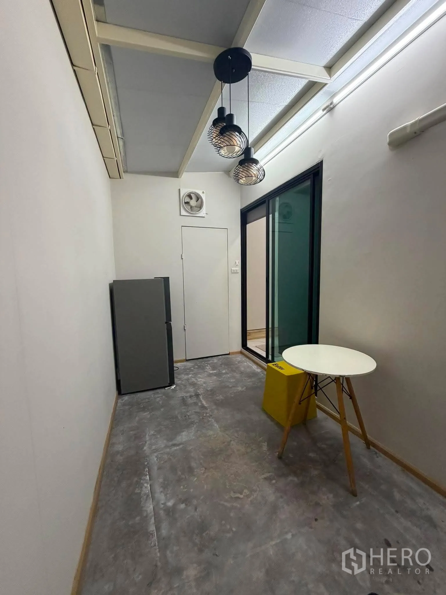 โฮมออฟฟิศ for rent in Phra Khanong, Bangkok - พื้นที่แพนทรีแคบยาวมีโคมไฟแขวนและประตูกระจกเลื่อน
