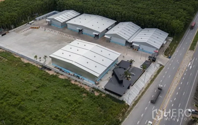 คลังสินค้า ให้เช่าในPluak Daeng, Rayong - ภาพมุมสูงโครงการโกดังหลายยูนิต ลานคอนกรีตกว้าง ติดถนนหลักในปลวกแดง