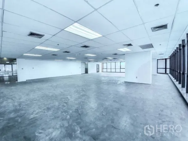 办公空间 出租在Din Daeng, Bangkok - 宽敞整层办公空间，网格天花、空调风口与整面玻璃幕墙。