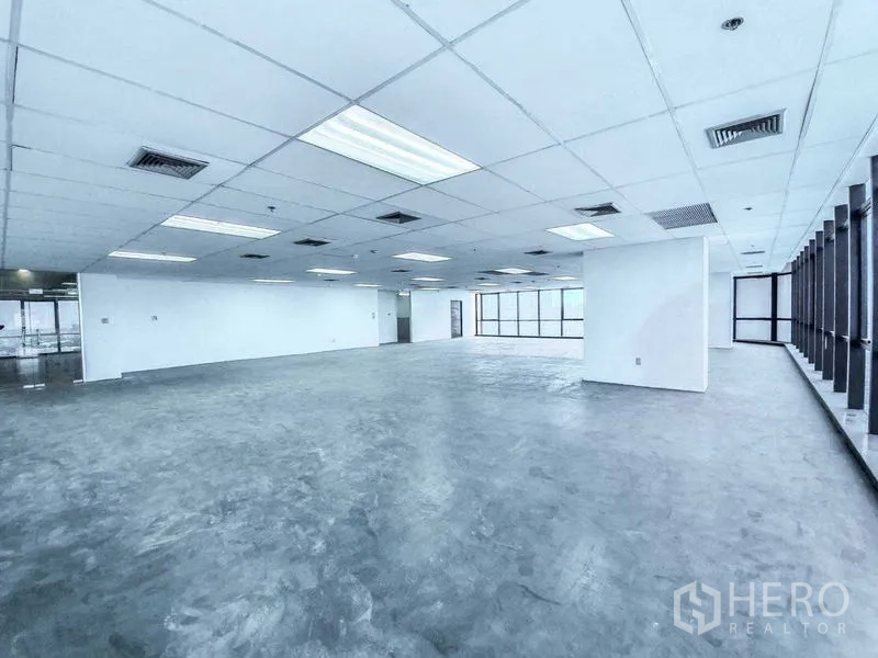 办公空间 出租在Din Daeng, Bangkok - 宽敞整层办公空间，网格天花、空调风口与整面玻璃幕墙。