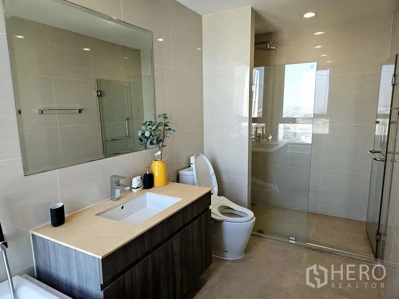 คอนโด ให้เช่าในBang Na, Bangkok - ห้องน้ำพร้อมตู้ชาวเวอร์กระจก โถสุขภัณฑ์ และกระจกบานใหญ่