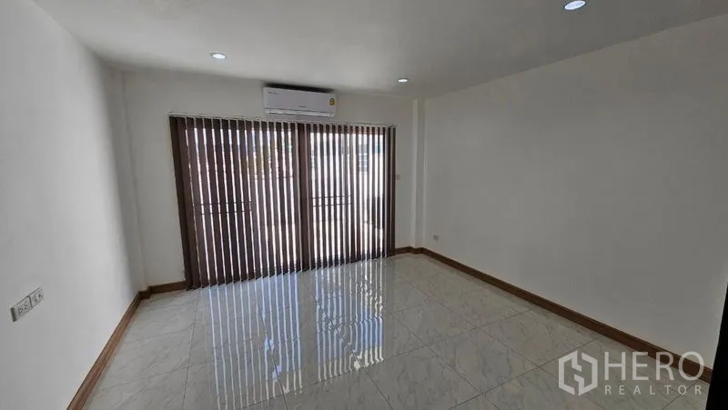 สำนักงานที่บ้าน ให้เช่าในBang Na, Bangkok - ห้องมีเครื่องปรับอากาศ ผ้าม่านบังตาแนวตั้ง และประตูกระจกบานเลื่อน