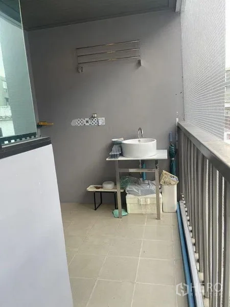 คอนโด ขายในPhra Khanong, Bangkok - ระเบียงมีหลังคาปูกระเบื้อง พร้อมอ่างล้างและราวกันตก