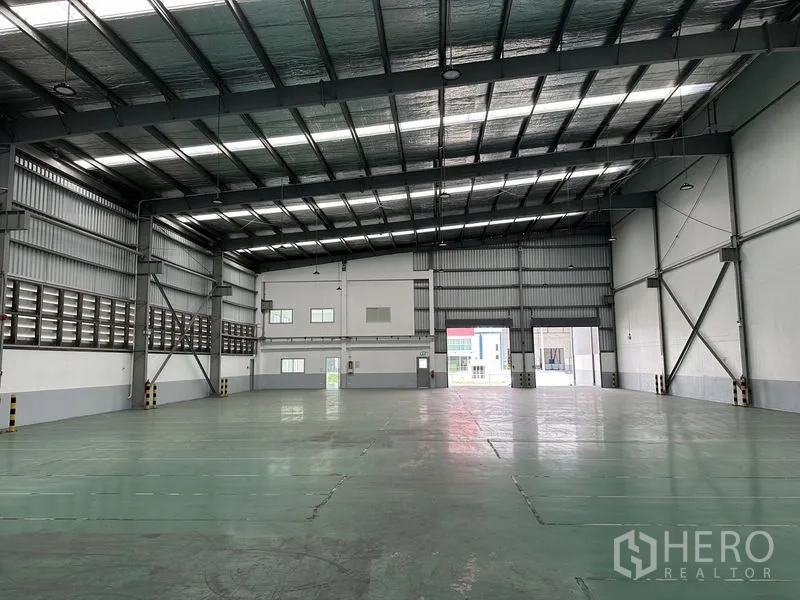 工厂 出租在Mueang Samut Prakan, Samut Prakan - 仓库内部朝向办公室区及大型出入口，物流动线顺畅。