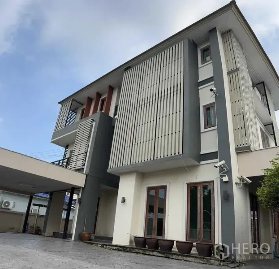 Detached House for sale in Bang Khun Thian, Bangkok - Modern three-storey detached house exterior with vertical louvers and wide driveway.