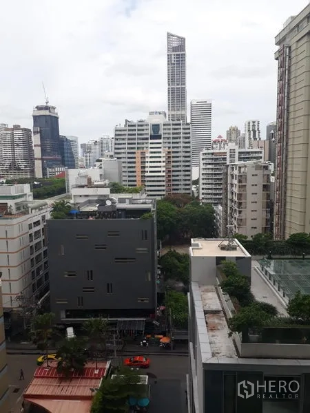 คอนโด ให้เช่าในWatthana, Bangkok - วิวสกายไลน์ใจกลางสุขุมวิทจากชั้นสูงของคอนโด