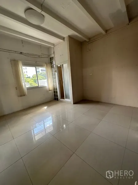 พื้นที่ขายปลีก ให้เช่าในWatthana, Bangkok - ห้องกระเบื้องสว่างมีหน้าต่างและทางเข้าส่วนห้องน้ำกั้นกระจก