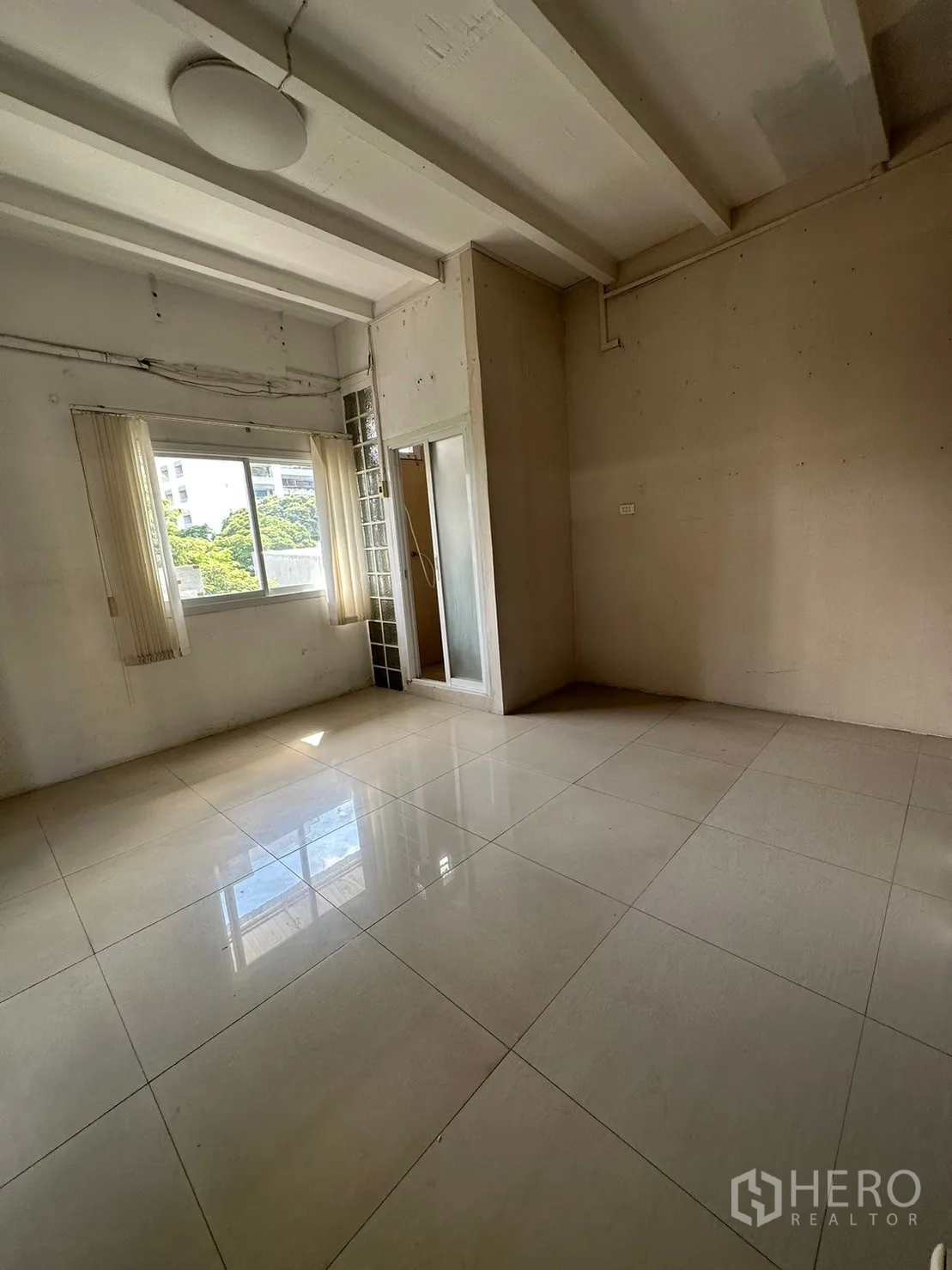 พื้นที่ขายปลีก ให้เช่าในWatthana, Bangkok - ห้องกระเบื้องสว่างมีหน้าต่างและทางเข้าส่วนห้องน้ำกั้นกระจก