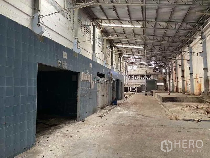 โรงงาน ให้เช่าในPhra Samut Chedi, Samut Prakan - ฮอลล์การผลิตเพดานสูง โครงหลังคาเหล็ก ผนังบริการปูกระเบื้องและจุดโหลด