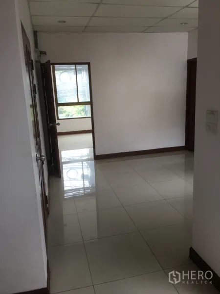 ทาวน์เฮาส์ ให้เช่าในKhlong Toei, Bangkok - โถงชั้นบนและห้องพร้อมแสงธรรมชาติจากหน้าต่างและพื้นกระเบื้องมัน