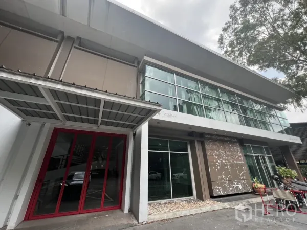 สำนักงาน ให้เช่าในWatthana, Bangkok - มุมมองอาคารสมัยใหม่ ประตูกรอบสีแดงและกระจกเต็มความสูง