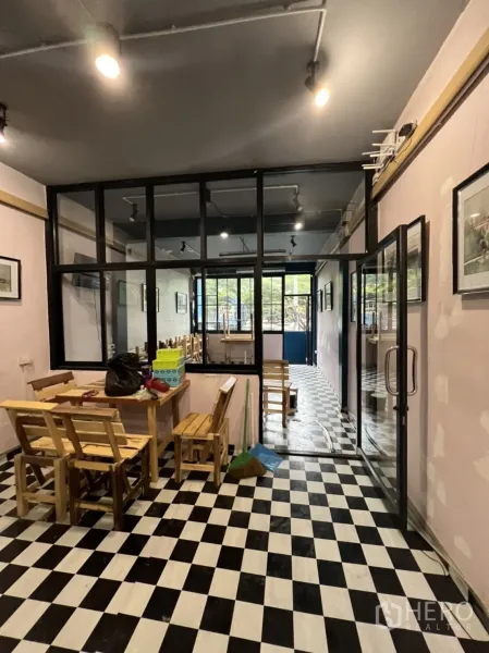 อาคารพาณิชย์ ให้เช่าในWatthana, Bangkok - ห้องภายใน พื้นลายตารางขาวดำ พร้อมผนังกระจกกั้นห้อง