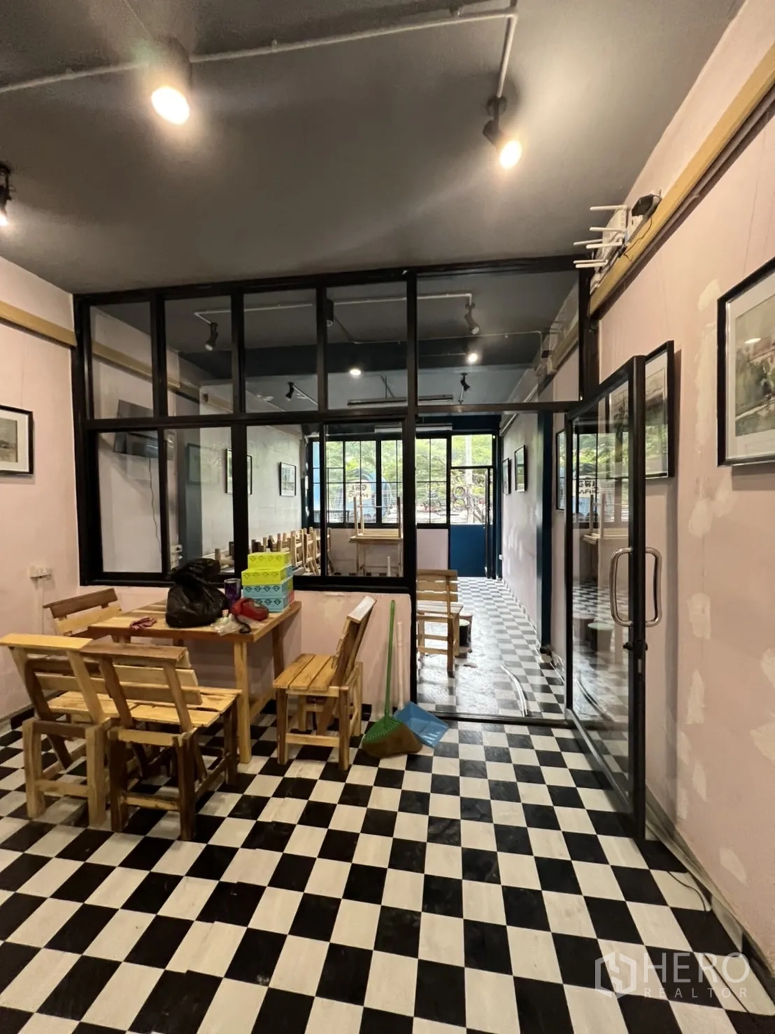 อาคารพาณิชย์ ให้เช่าในWatthana, Bangkok - ห้องภายใน พื้นลายตารางขาวดำ พร้อมผนังกระจกกั้นห้อง