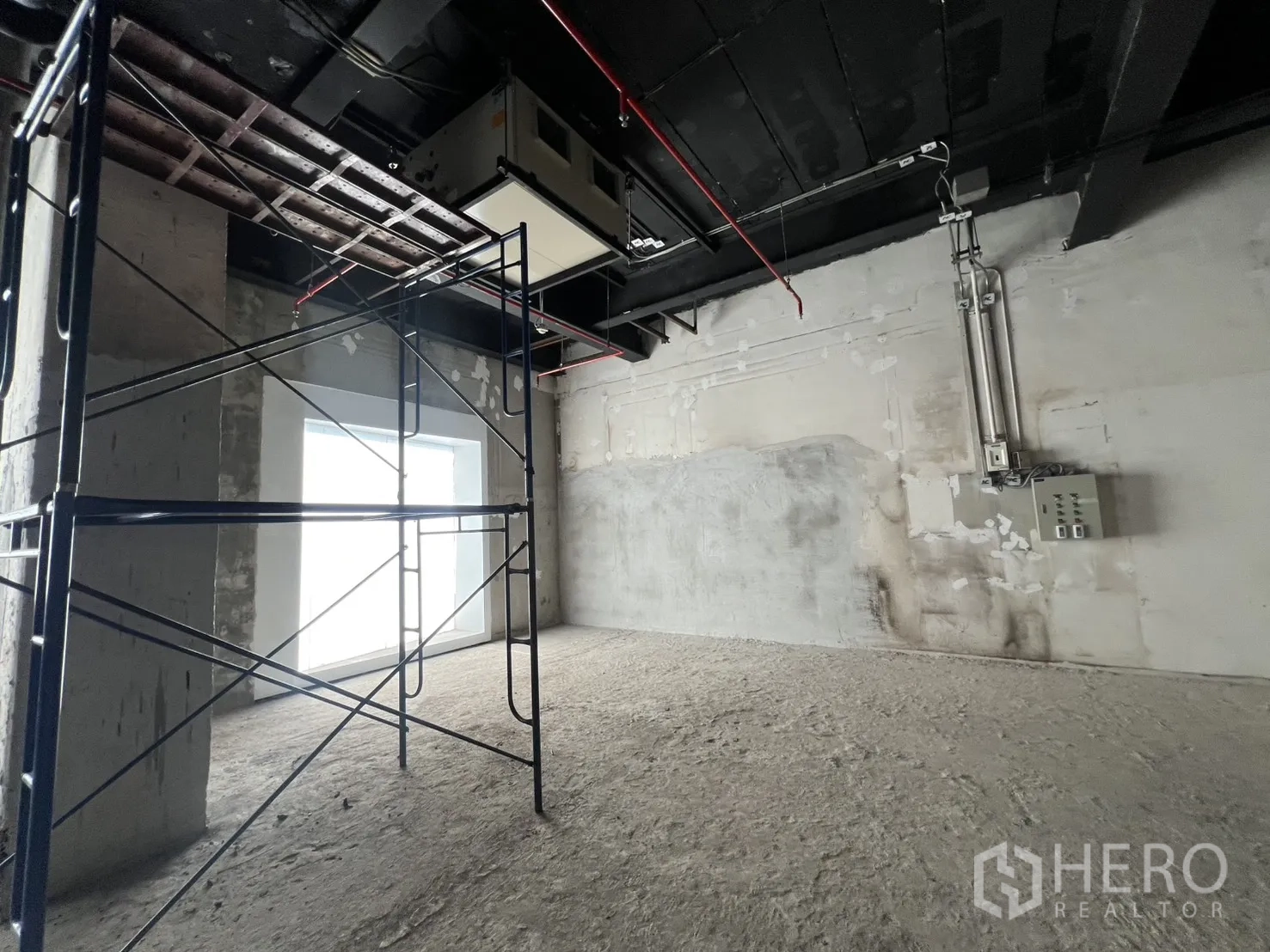 Retail Space for rent in Pathum Wan, Bangkok - Scaffolding beneath exposed ceiling services near the window.