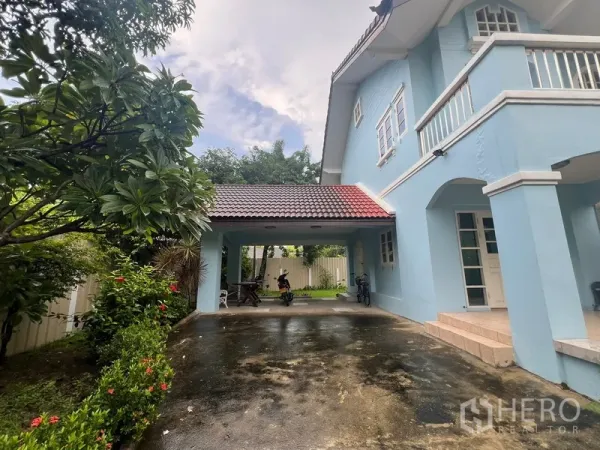 Detached House for rent in Bang Na, Bangkok - Covered carport beside the house with tiled roof and driveway