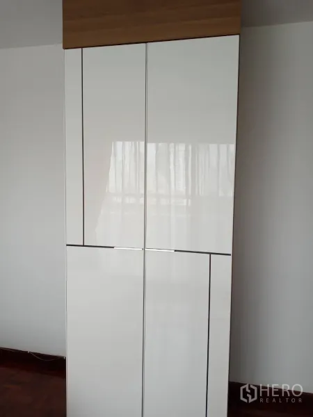 อพาร์ทเมนท์ ให้เช่าในWatthana, Bangkok - ภาพระยะใกล้ของตู้เสื้อผ้าบานเงาสีขาวสูง จุของได้มาก