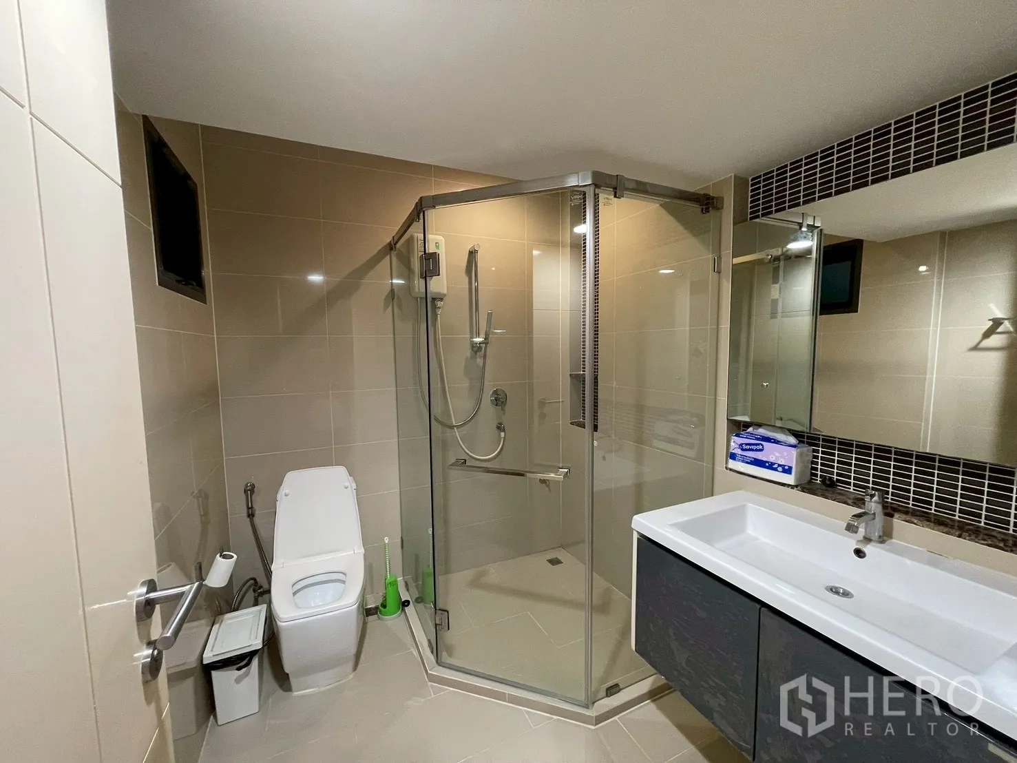 Detached House for rent in Bang Kapi, Bangkok - Modern bathroom with glass shower enclosure, vanity sink, and toilet.