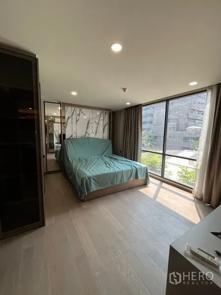 公寓 出租在Pathum Wan, Bangkok - 采光充足的卧室，落地窗眺望城市景观。