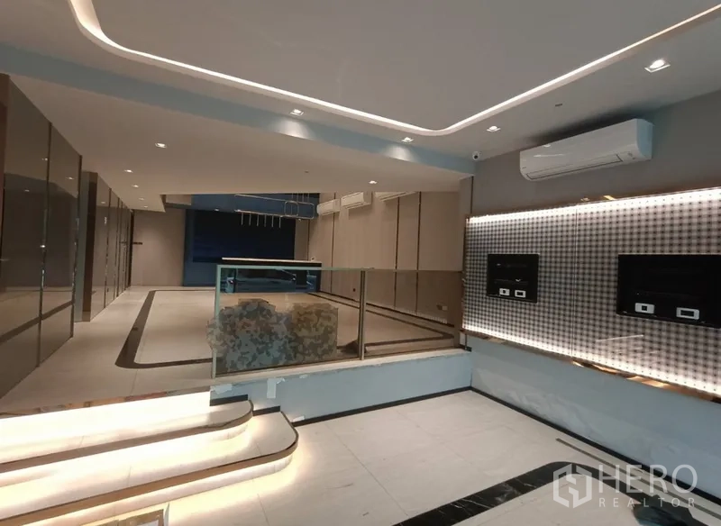 สำนักงานที่บ้าน ให้เช่าหรือขายในPhra Khanong, Bangkok - พื้นที่โชว์รูมร่วมสมัย ไฟดาวน์ไลท์ ราวกระจก และแอร์แขวนผนังหลายเครื่อง