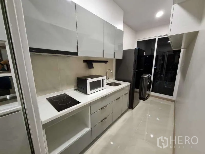 公寓 出租 - 全配厨房，感应灶、微波炉、水槽和高柜。