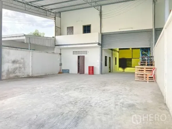 工厂 出租在Samut Prakan - 宽敞前院，卷闸门、办公区立面和停车空间