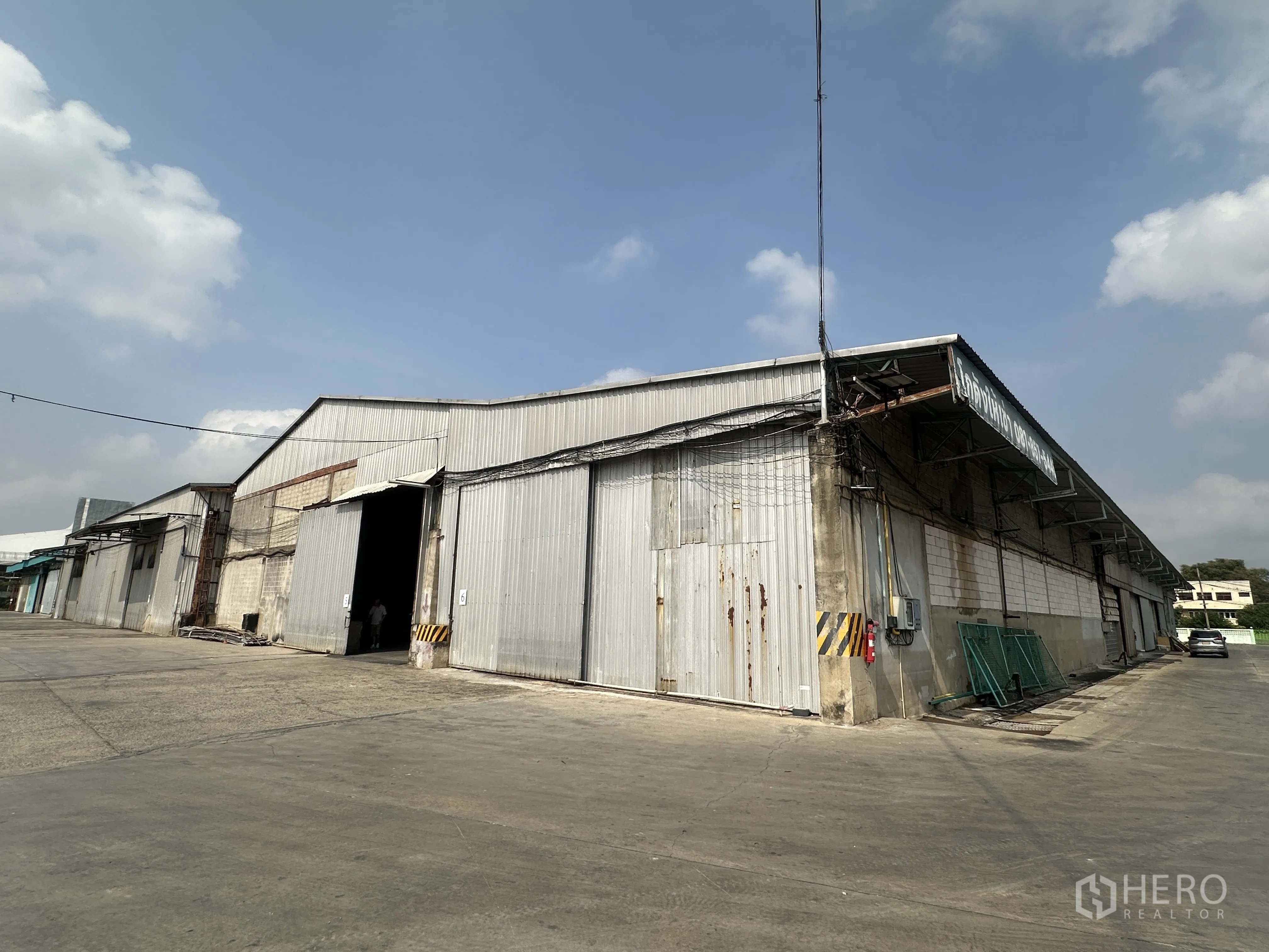คลังสินค้า for rent in Mueang Pathum Thani, Pathum Thani - มุมอาคารโกดังอุตสาหกรรม ประตูบานเลื่อนขนาดใหญ่ พร้อมลานรถบรรทุกกว้าง