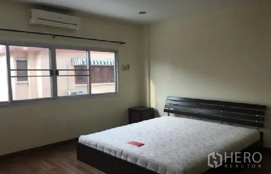 สำนักงานที่บ้าน ให้เช่าในLat Phrao, Bangkok - ห้องนอนพร้อมแอร์ เตียงขนาดใหญ่ และหน้าต่างบานยาว