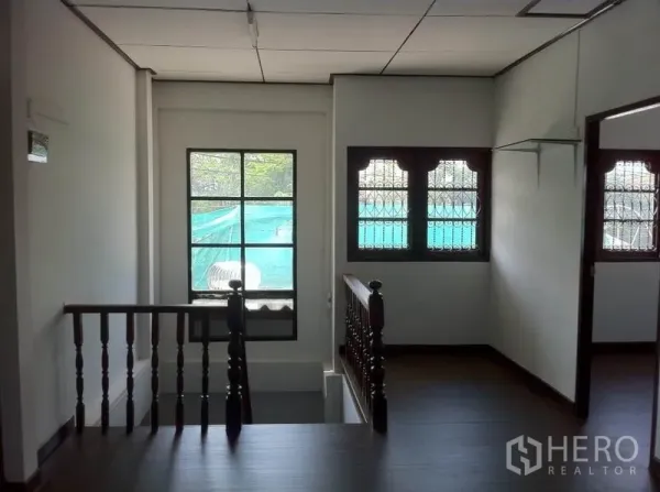 คลังสินค้า ให้เช่าในLam Luk Ka, Pathum Thani - พื้นที่พักบันได ราวไม้ และหน้าต่างเหล็กดัด