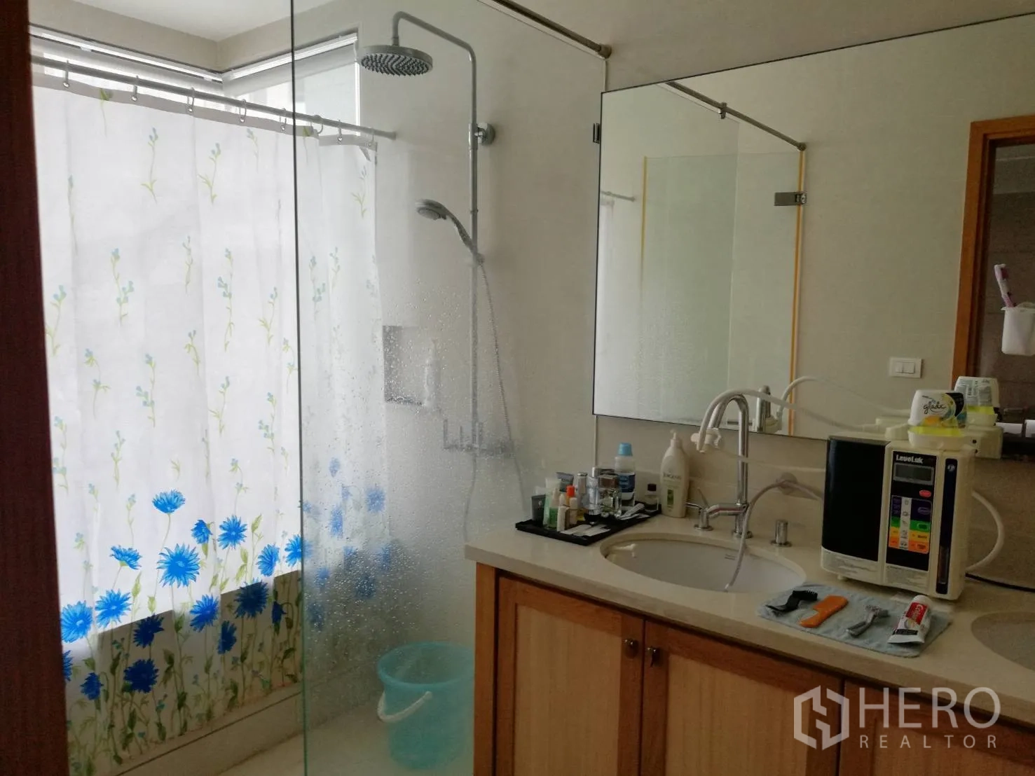 คอนโด ขายในKhlong Toei, Bangkok - ห้องน้ำพร้อมเรนชาวเวอร์ ฉากกระจก และเคาน์เตอร์อ่างยาวพร้อมกระจก