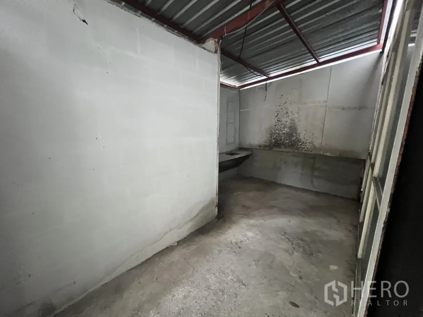 พื้นที่ขายปลีก ให้เช่าในWatthana, Bangkok - ห้องชั้นบนมีหน้าต่างรูปสามเหลี่ยมและพื้นไม้