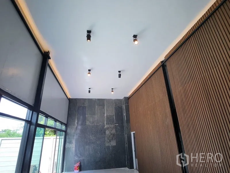 คลังสินค้า ให้เช่าในLam Luk Ka, Pathum Thani - โถงเพดานสูง ไฟสปอตไลต์ ผนังหินและระแนงไม้