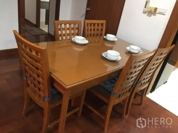 คอนโด ให้เช่าในWatthana, Bangkok - พื้นที่รับประทานอาหารโต๊ะไม้ท็อปกระจก 6 ที่นั่ง บนพื้นไม้ขัดเงา