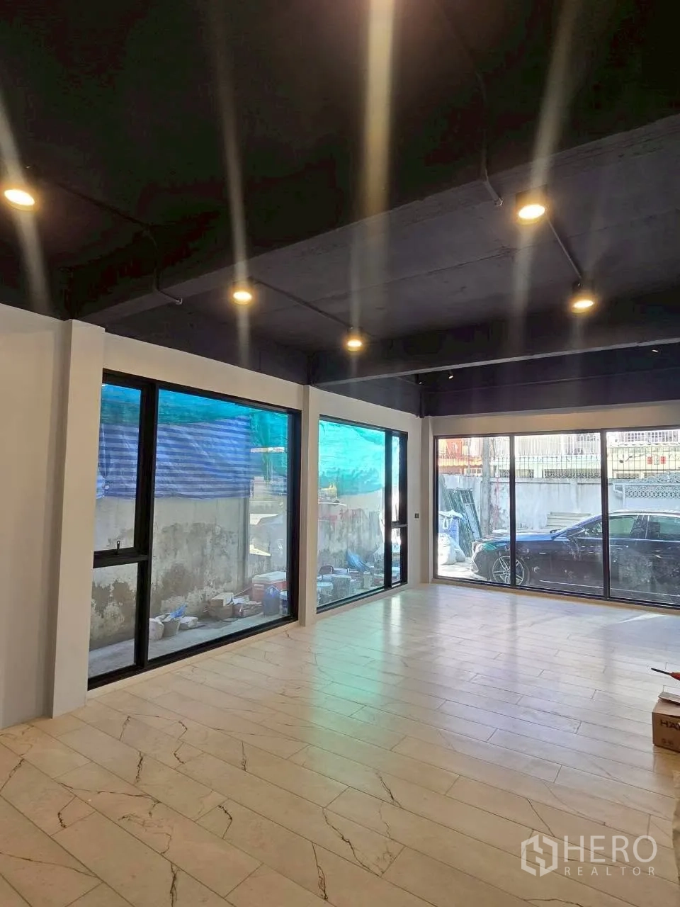 Detached House for rent in Phra Khanong, Bangkok - Bright room featuring floor-to-ceiling sliding glass doors and wide windows.