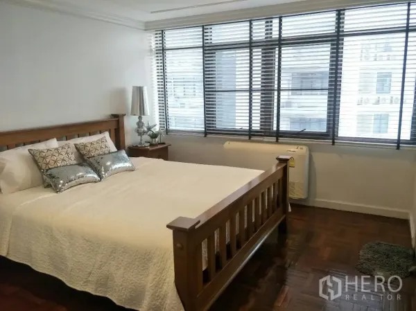 คอนโด ให้เช่าในWatthana, Bangkok - ห้องนอนสว่าง เตียงไม้ หน้าต่างบานใหญ่ และพื้นปาร์เกต์ในคอนโดเขตวัฒนา