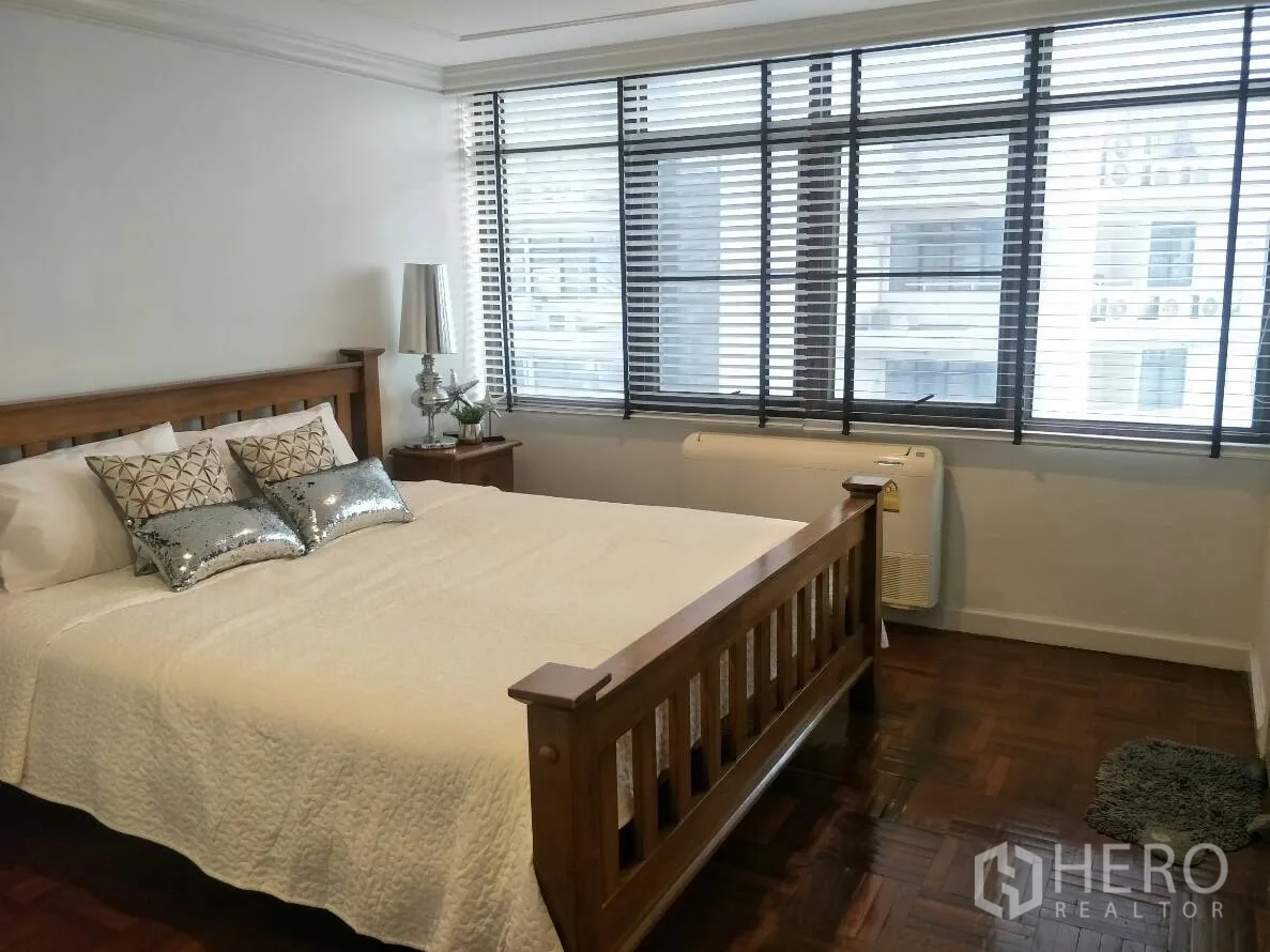 คอนโด ให้เช่าในWatthana, Bangkok - ห้องนอนสว่าง เตียงไม้ หน้าต่างบานใหญ่ และพื้นปาร์เกต์ในคอนโดเขตวัฒนา