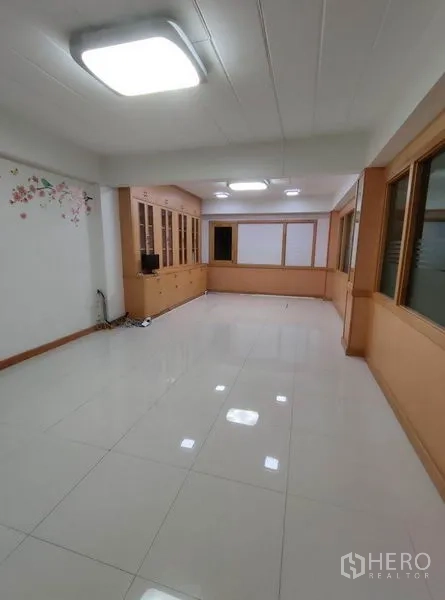 Warehouse for rent in Bang Phli, Samut Prakan - Spacious office with built-in cabinets and ceiling lights.