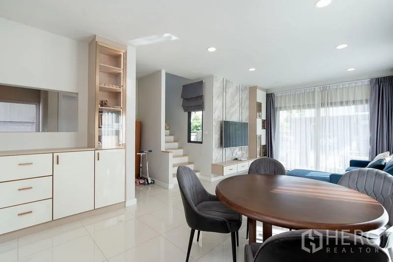 独立式住宅 出租在Bang Phli, Samut Prakan - 餐区与楼梯，旁为大理石风电视墙，空间通透。