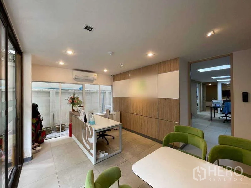 带办公室的家 出租在Watthana, Bangkok - 接待区，前台、绿色椅与木质柜体