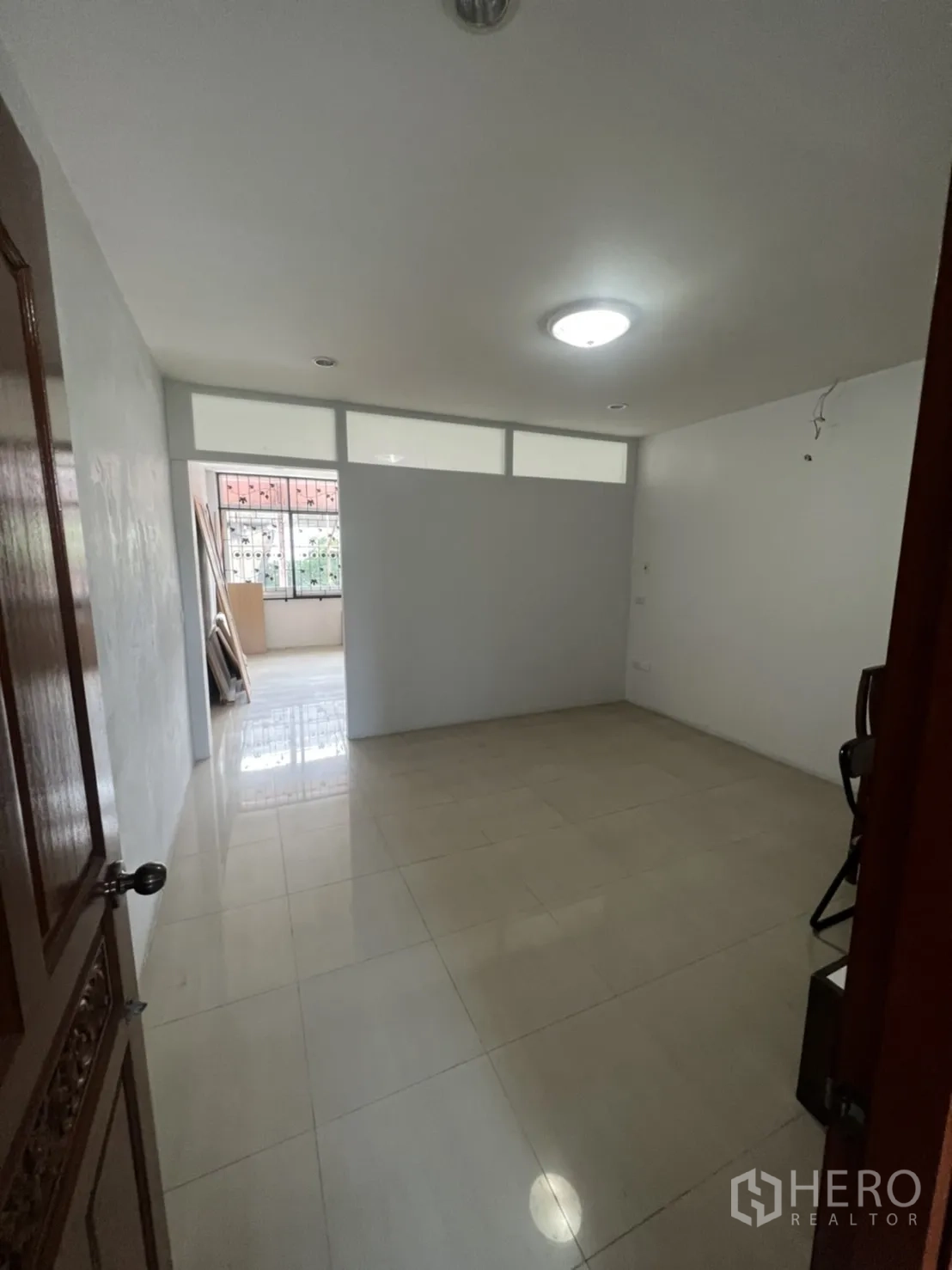 อาคารพาณิชย์ ให้เช่าในKhlong Toei, Bangkok - ห้องว่างปูกระเบื้อง พร้อมผนังกั้นและไฟเพดาน จัดสรรพื้นที่ยืดหยุ่น