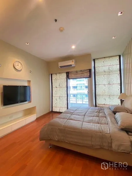 คอนโด for  - ห้องนอนใหญ่ เตียงคิง ทีวี พื้นไม้ และแอร์ริมหน้าต่าง