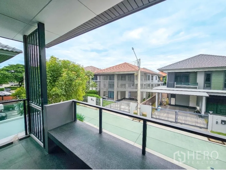 บ้าน ขายในLam Luk Ka, Pathum Thani - ระเบียงชั้นสอง มองเห็นถนนในหมู่บ้านและบ้านข้างเคียง